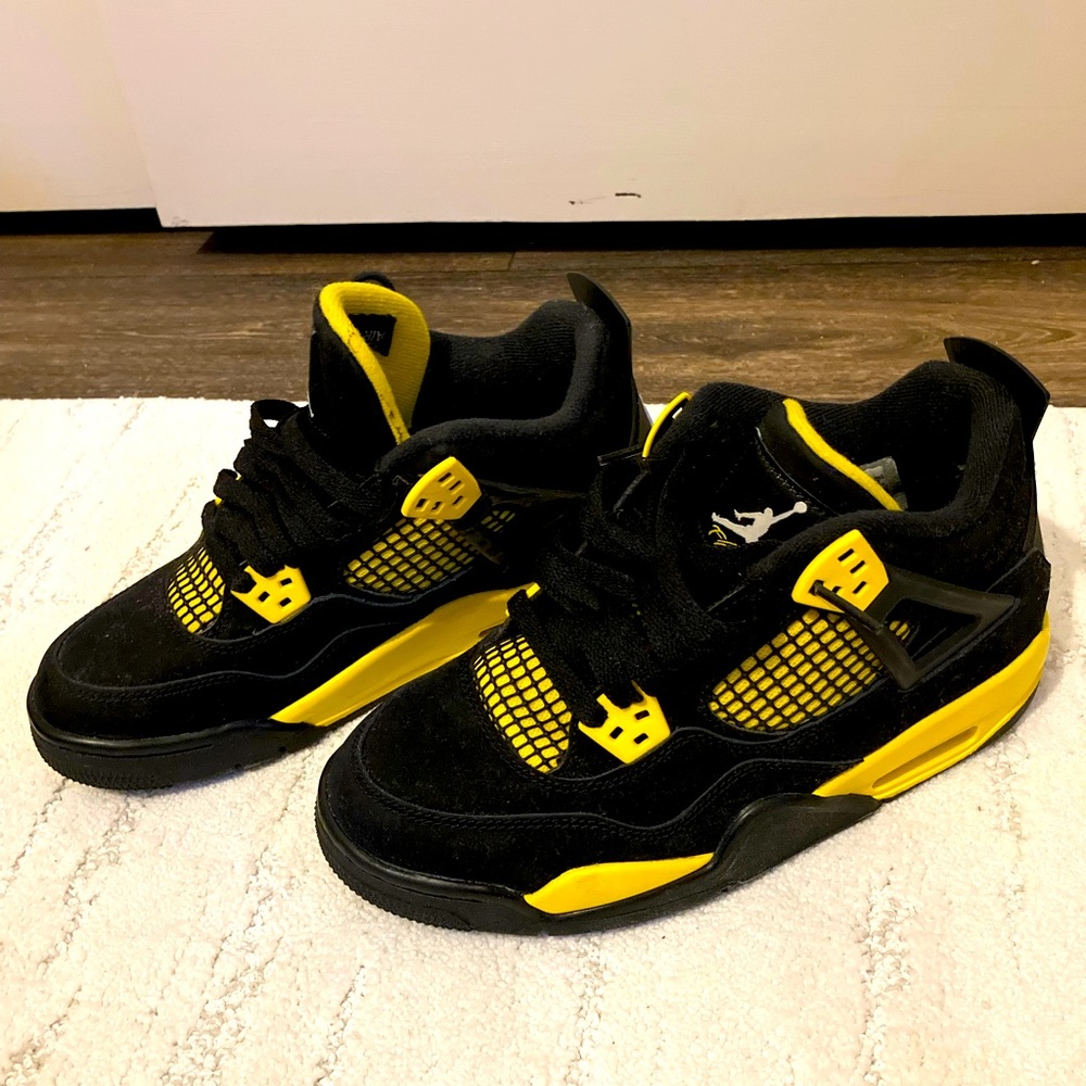 Air Jordans 4 size 4.5